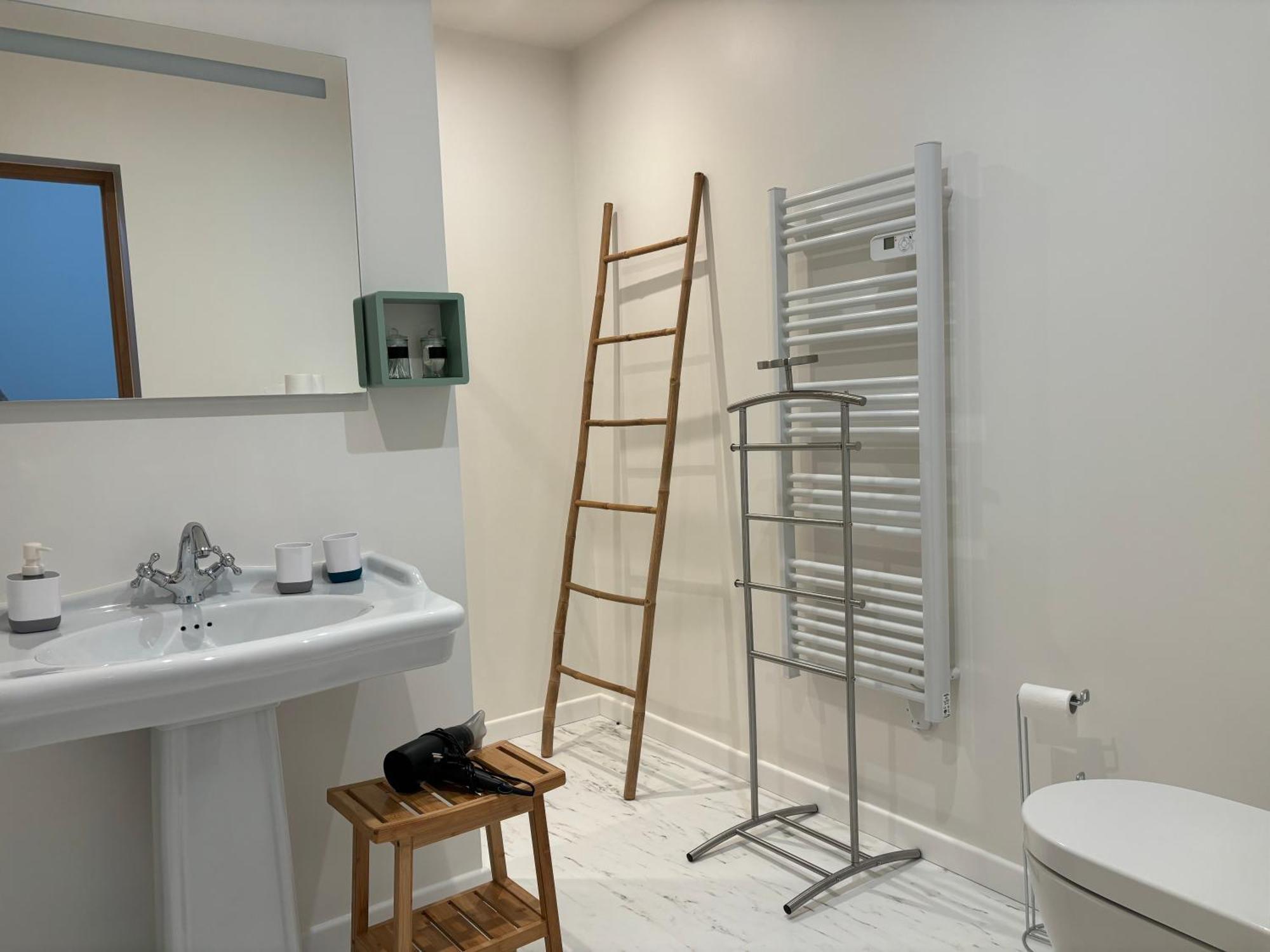 Les Communs De Chiffrevast Bed & Breakfast Tamerville Bagian luar foto